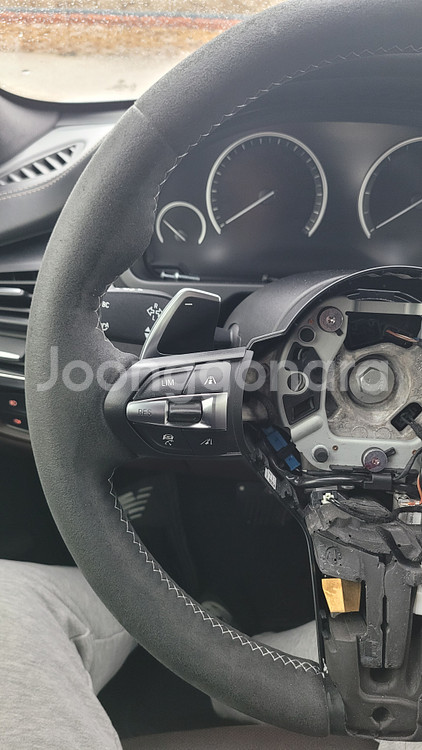 BMW M핸들 알칸테라&카본 작업(F15순정)--4