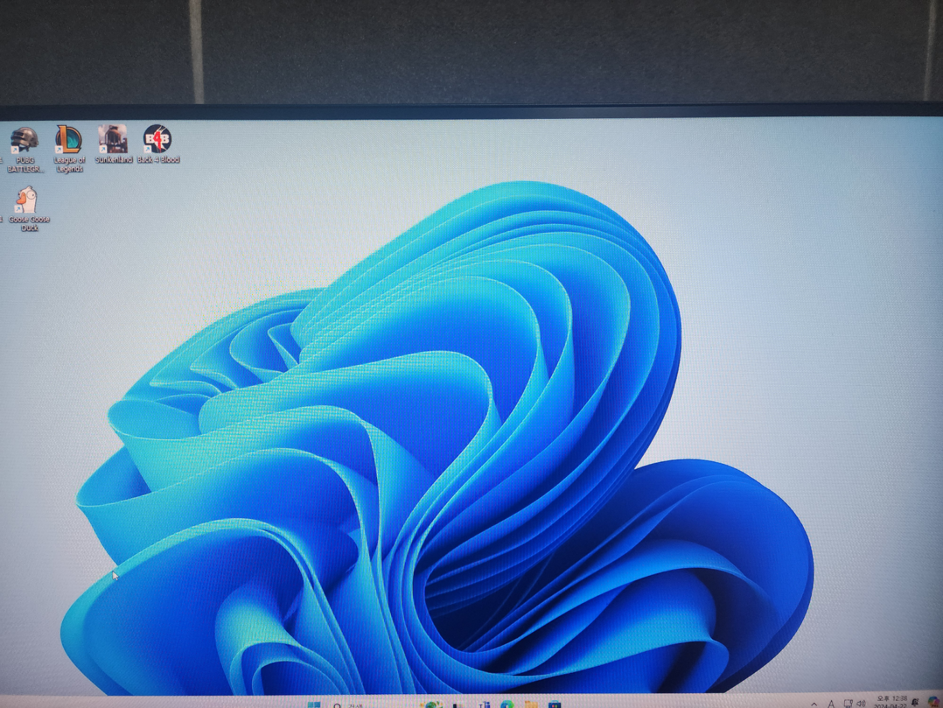 데스크탑4070ti/7800x3d/32g/240모니터