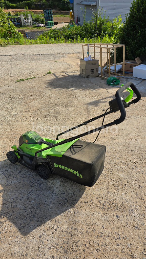 그린웍스 잔디깍기 충전기1개베터리3개 송풍기예초기팝니다--2