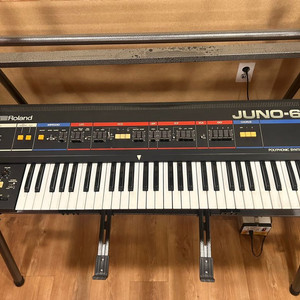 Roland Juno-6 신디사이저