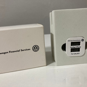 폭스바겐 차량용 USB 듀얼 급속 충전기 (새 상품)