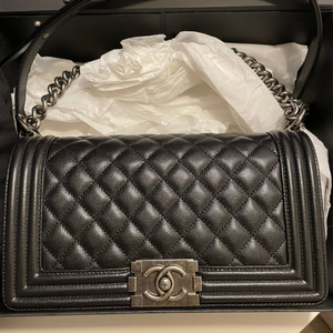 샤넬보이백 미듐 캐비어