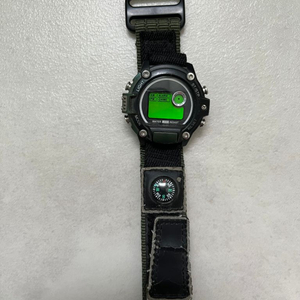 초록색 디지털 손목시계