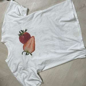 김씨네 과일 더현대 한정 딸기 티셔츠 L 사이즈