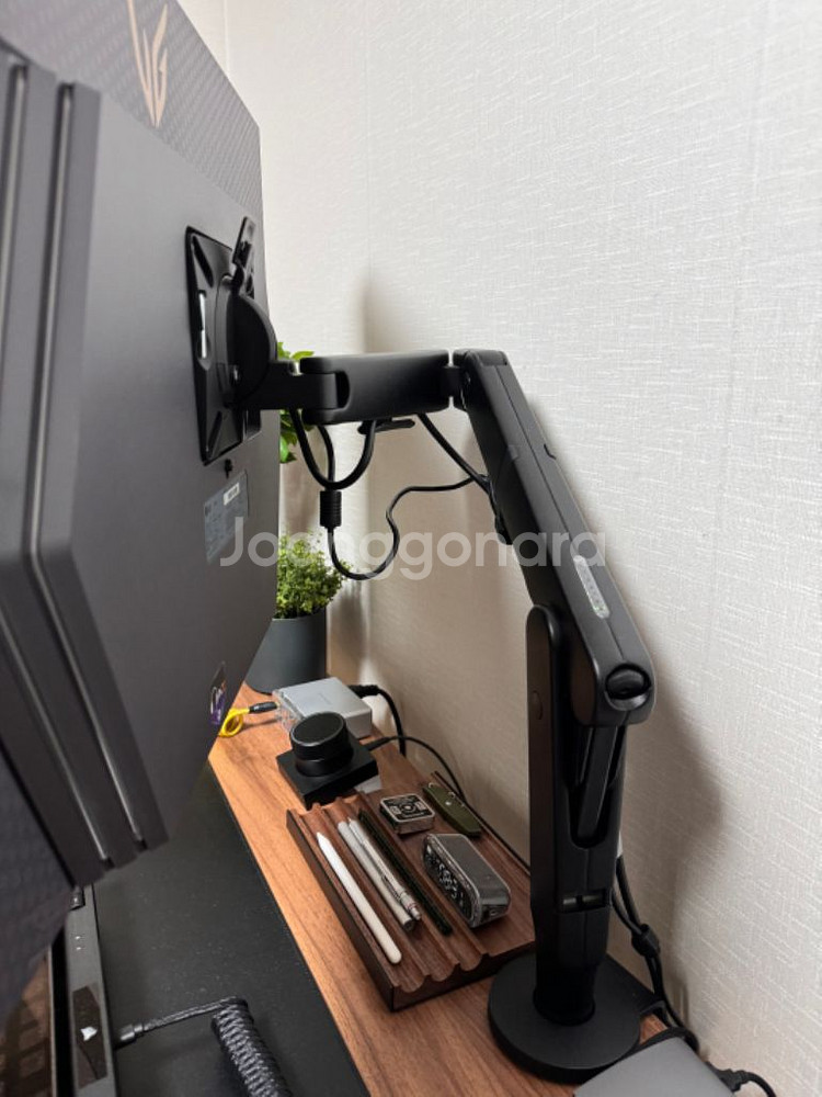 허먼밀러 모니터암 올린 블랙--1