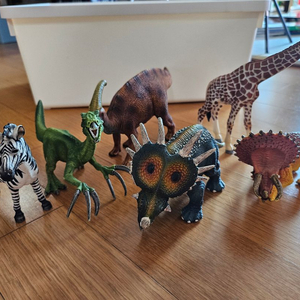 공룡 모형 장난감과 공룡 퍼즐