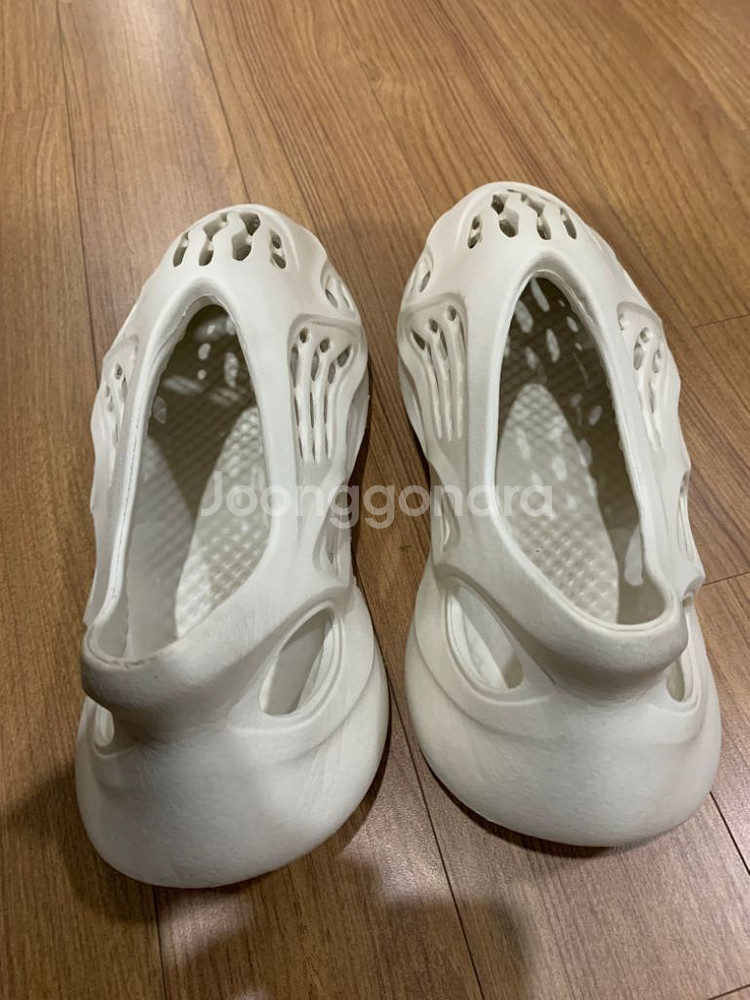 아디다스 이지폼 러너 샌드 275 팔아요--1