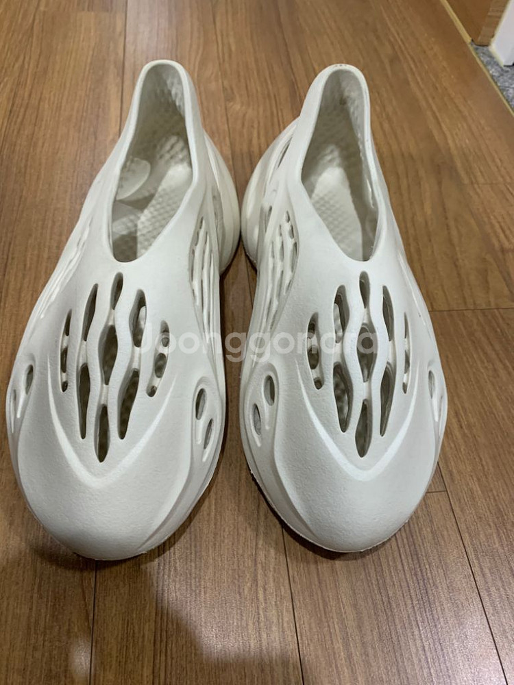 아디다스 이지폼 러너 샌드 275 팔아요--0