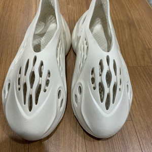 아디다스 이지폼 러너 샌드 275 팔아요