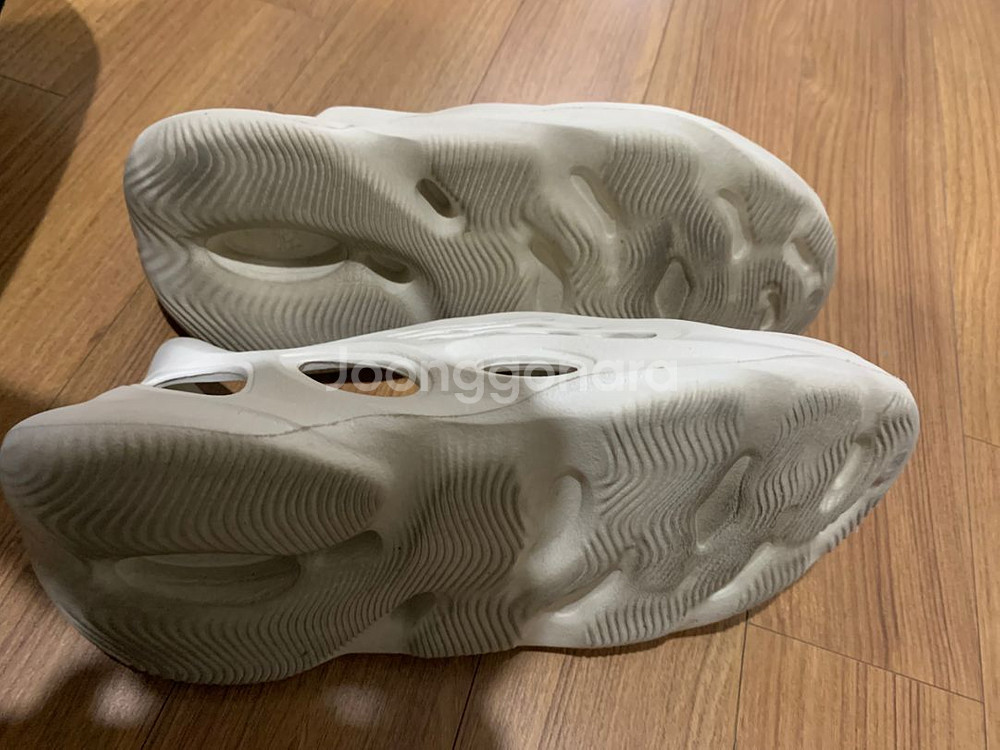 아디다스 이지폼 러너 샌드 275 팔아요--2