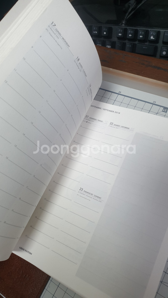 정품 새제품>>루이비통 아젠다 다이어리 a5--5
