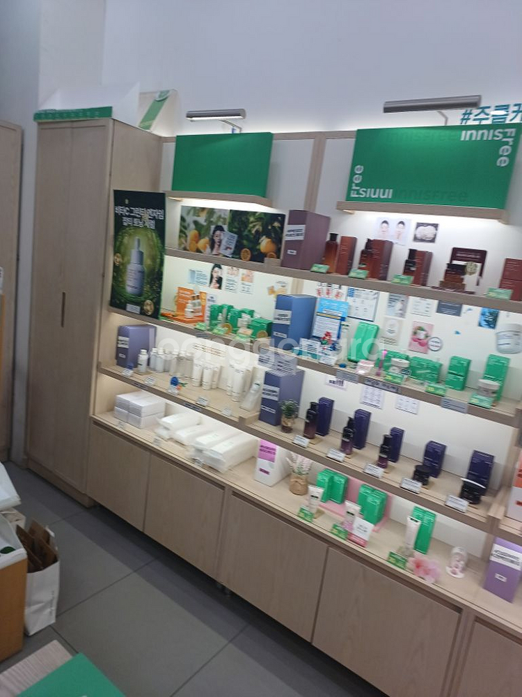 문구진열장과 화장품장--1