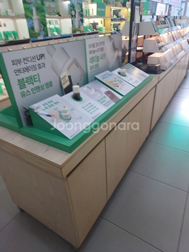 문구진열장과 화장품장--2