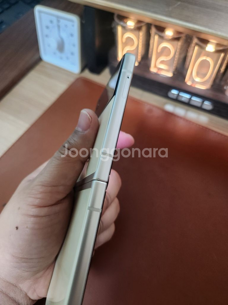 갤럭시Z 플립3 256GB 크림색 팝니다.(사진참조)--4