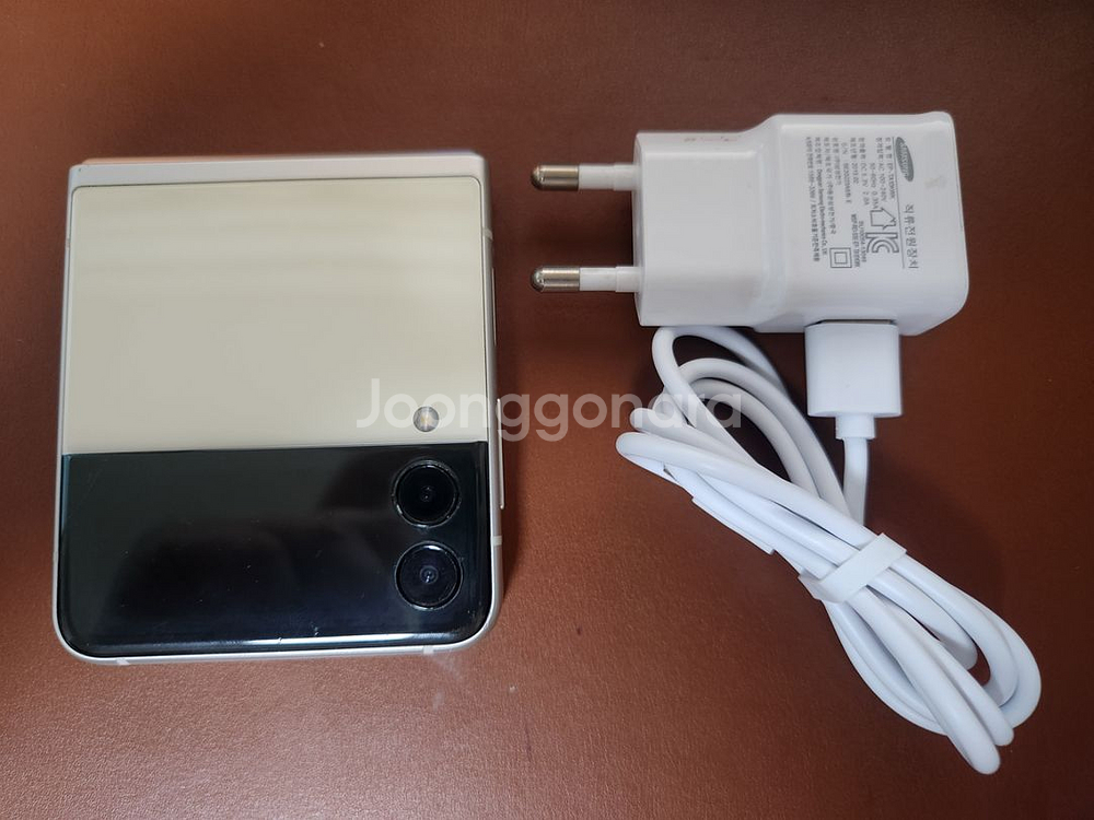 갤럭시Z 플립3 256GB 크림색 팝니다.(사진참조)--6