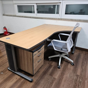 사무실 디자이너 책상세트로 1년 사용했어요.