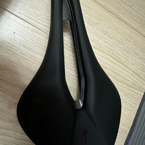 한번 사용한 스페셜라이즈드 파워콤프 안장 급처합니다