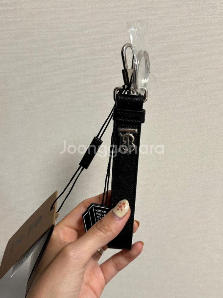 버버리 모노그램 모티프 그레이니 레더 키링 블랙 명품--2
