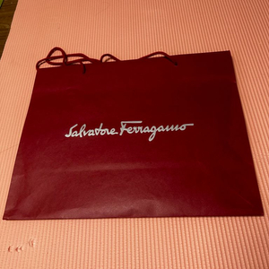 페라가모 Ferragamo 쇼핑백 판매합니다.