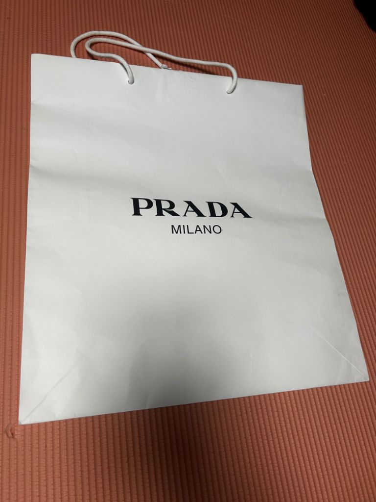 프라다 PRADA 쇼핑백 판매합니다. -