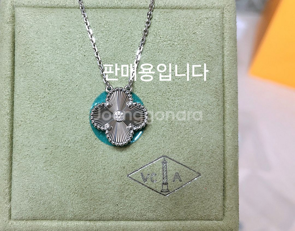 반클리프 앤 아펠 홀리데이 목걸이 판매합니다--1