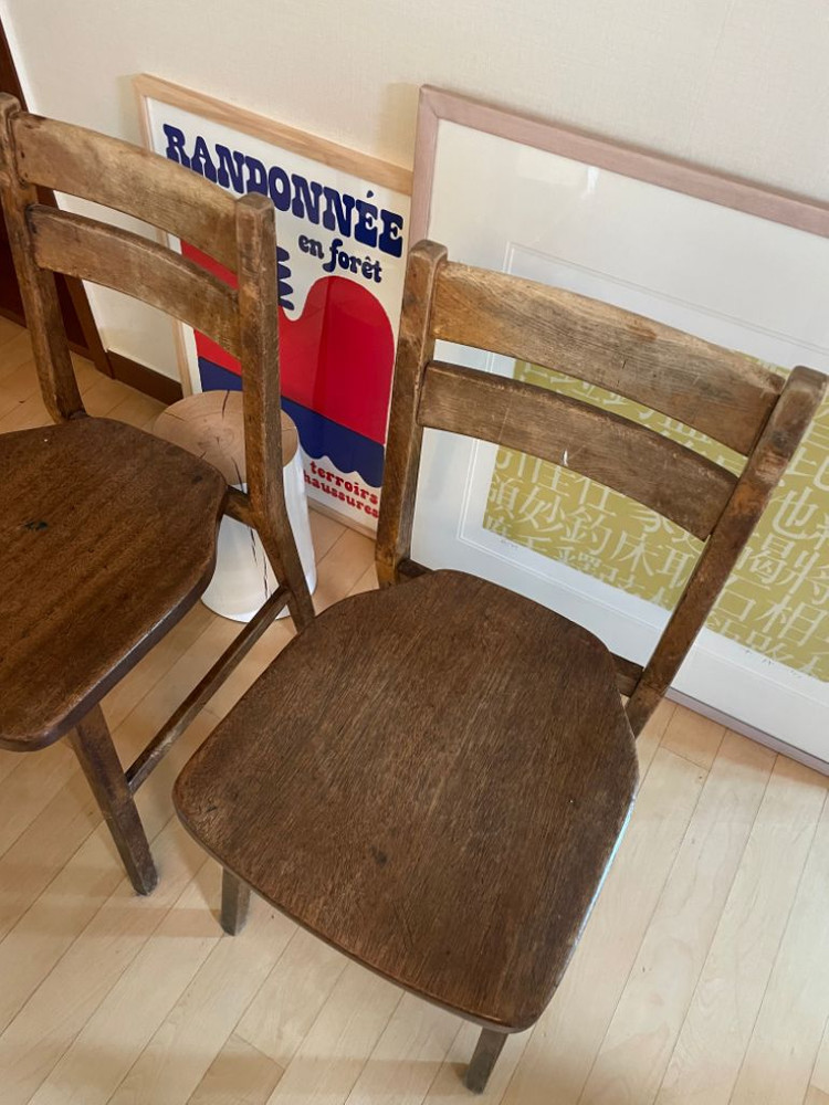 옛날 학교 느낌의 빈티지의자 2개 이미지