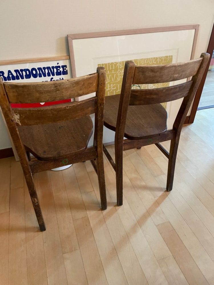 옛날 학교 느낌의 빈티지의자 2개 이미지