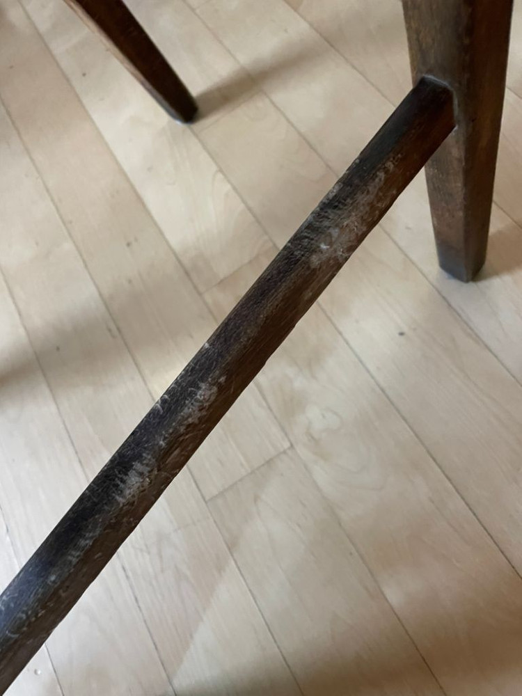 옛날 학교 느낌의 빈티지의자 2개 이미지