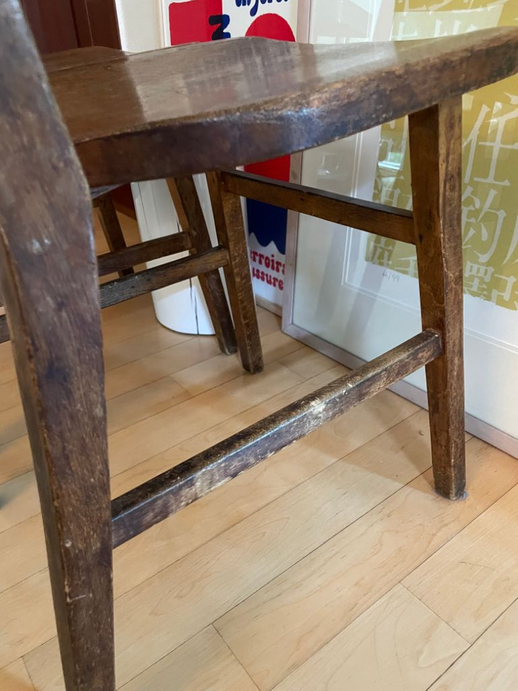 옛날 학교 느낌의 빈티지의자 2개 이미지