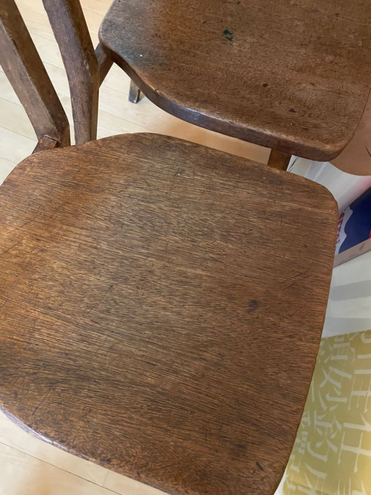 옛날 학교 느낌의 빈티지의자 2개 이미지