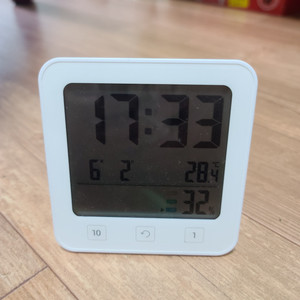 자주 온습도를 알려주는 LCD 탁상시계