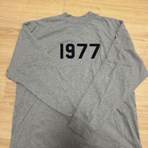 피어오브갓 에센셜1977 롱슬리브 티셔츠 다크 오트밀