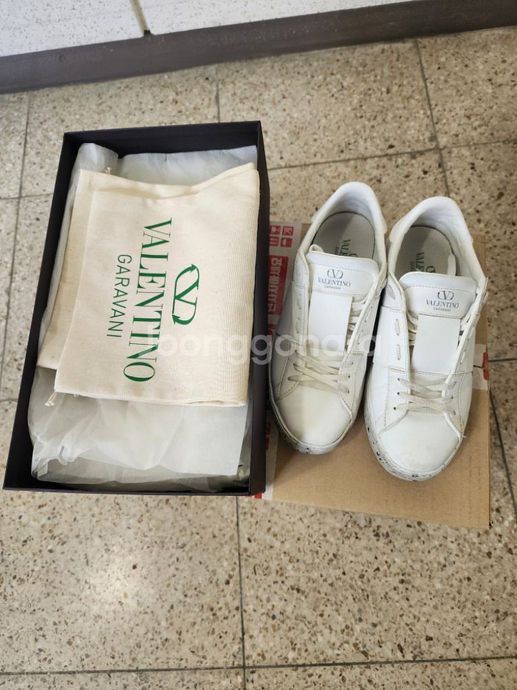 발렌티노 스니커즈 40.5사이즈 입니다--0