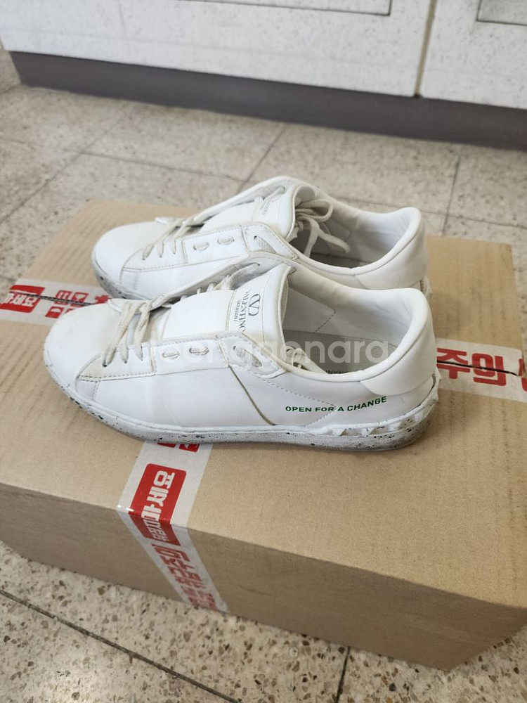 발렌티노 스니커즈 40.5사이즈 입니다--3