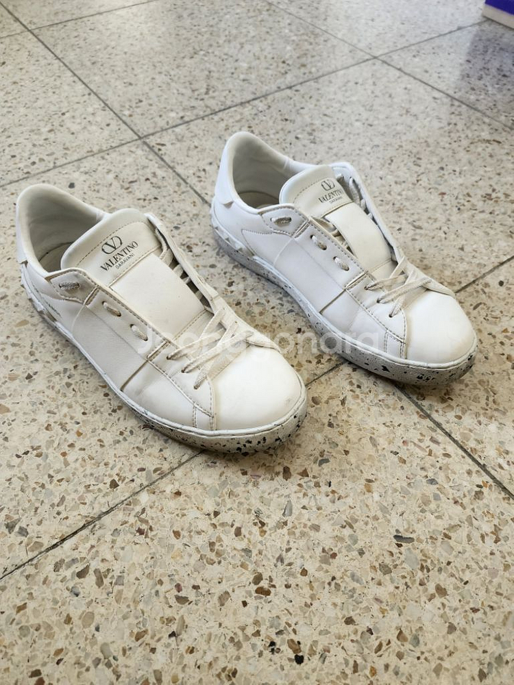 발렌티노 스니커즈 40.5사이즈 입니다--2