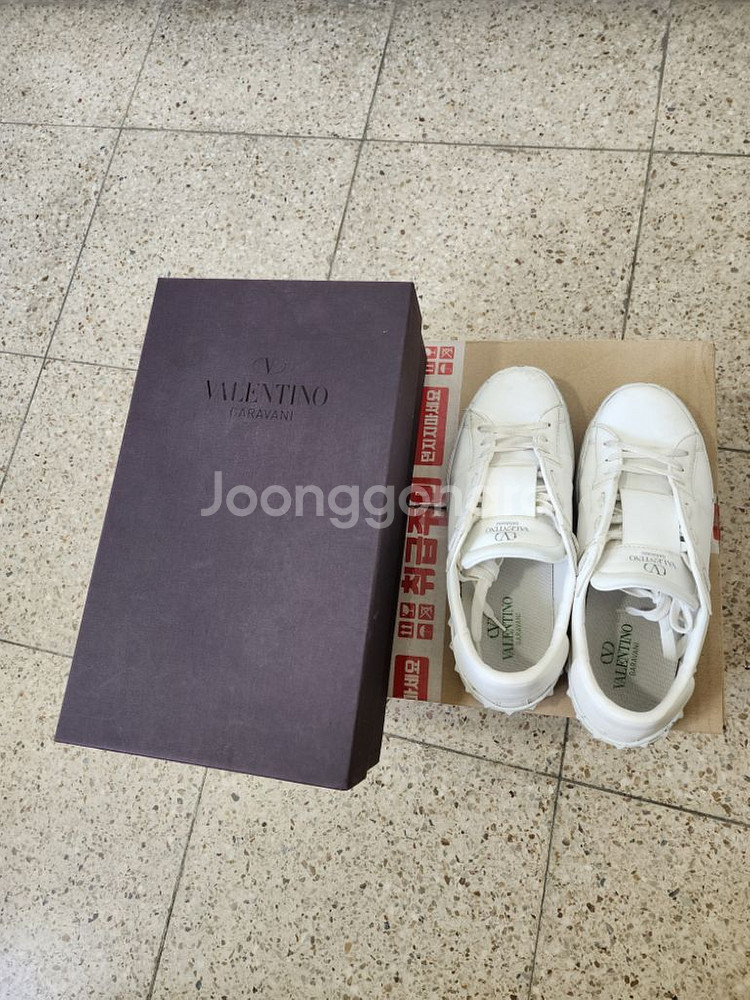 발렌티노 스니커즈 40.5사이즈 입니다--9