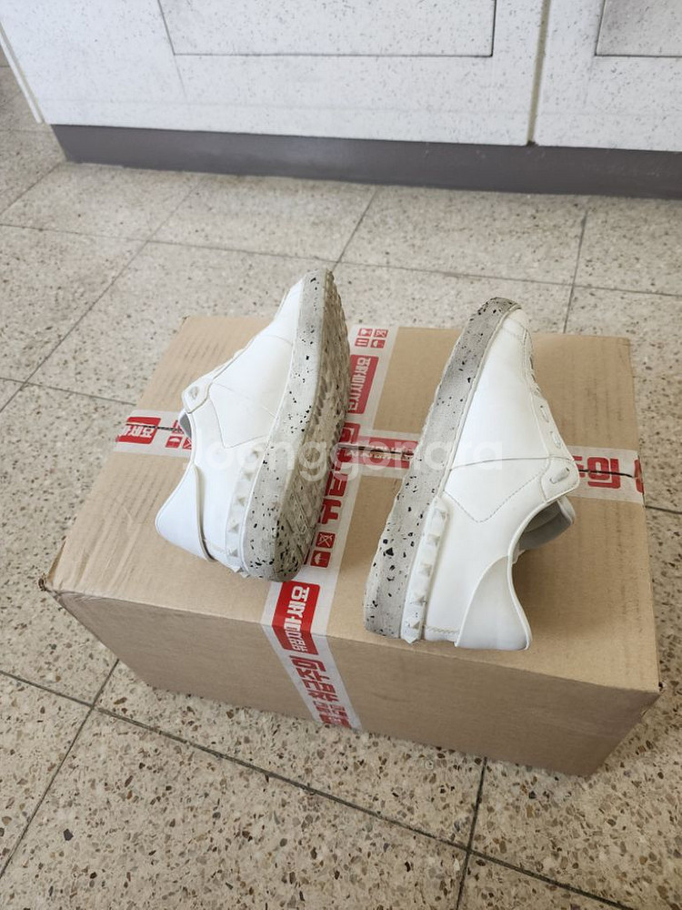 발렌티노 스니커즈 40.5사이즈 입니다--7