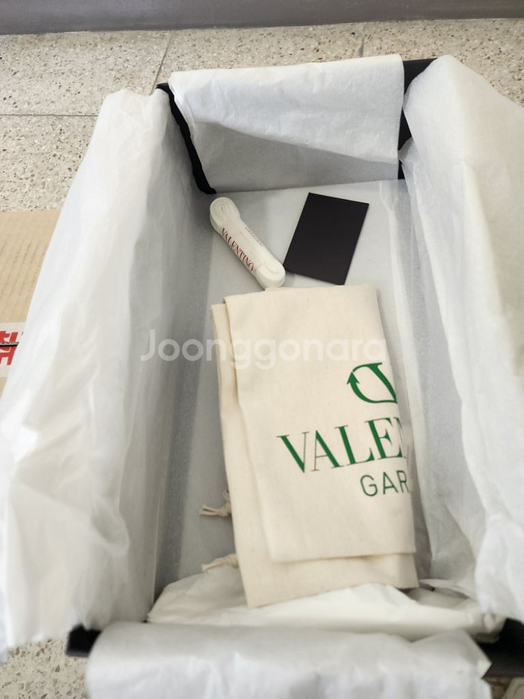 발렌티노 스니커즈 40.5사이즈 입니다--8