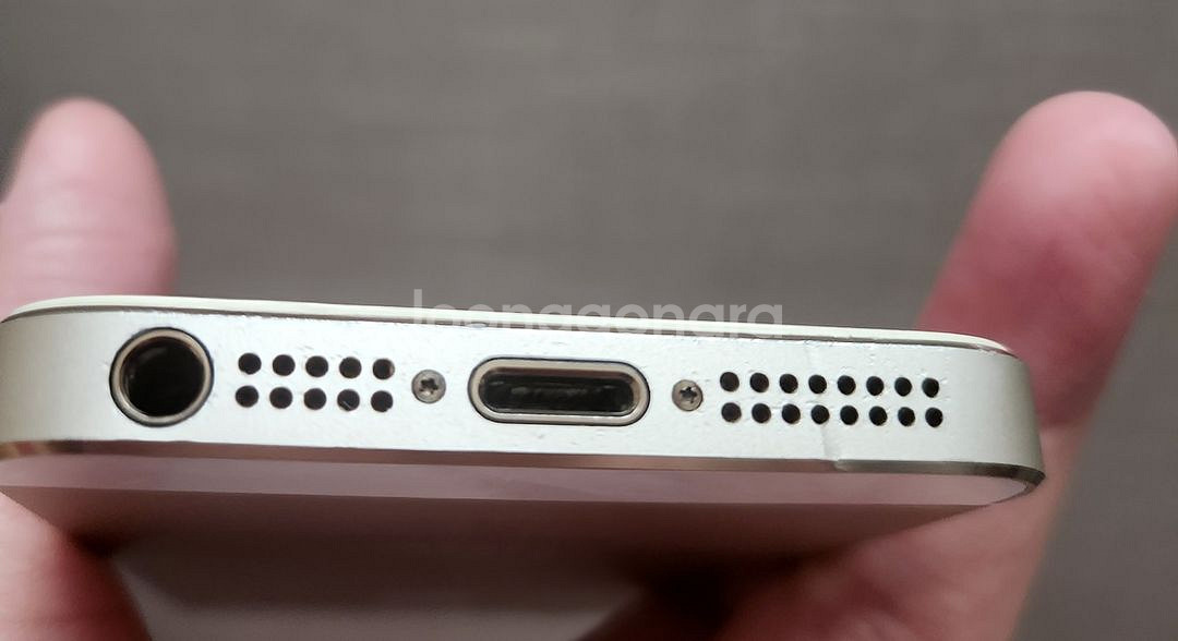 아이폰5S 16GB 골드 색상 판매 합니다.--5