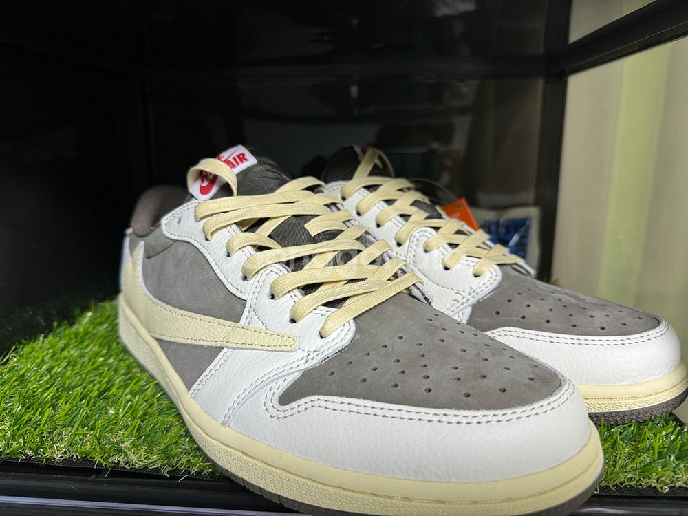 조던 1 x 트래비스 스캇 레트로 로우 새상품 팝니다--1