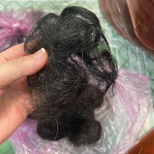 항클어진 여성 머리카락