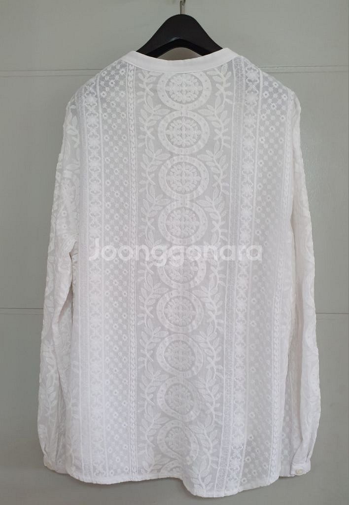 펀칭 블라우스.--1