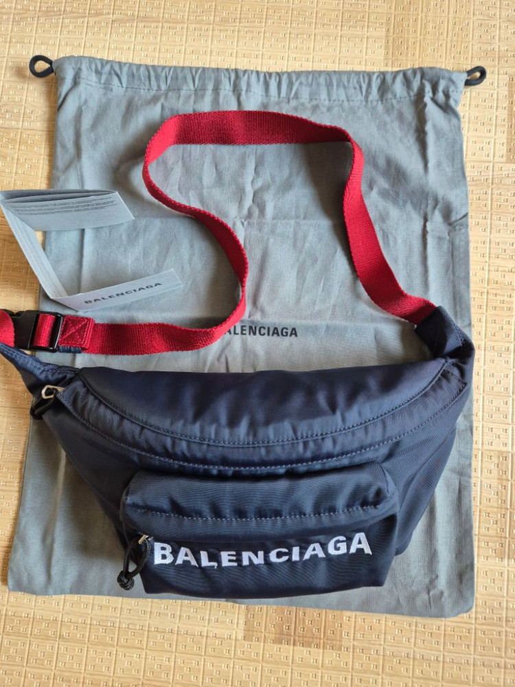 발렌시아가 힙색 벨트백 팝니다--2