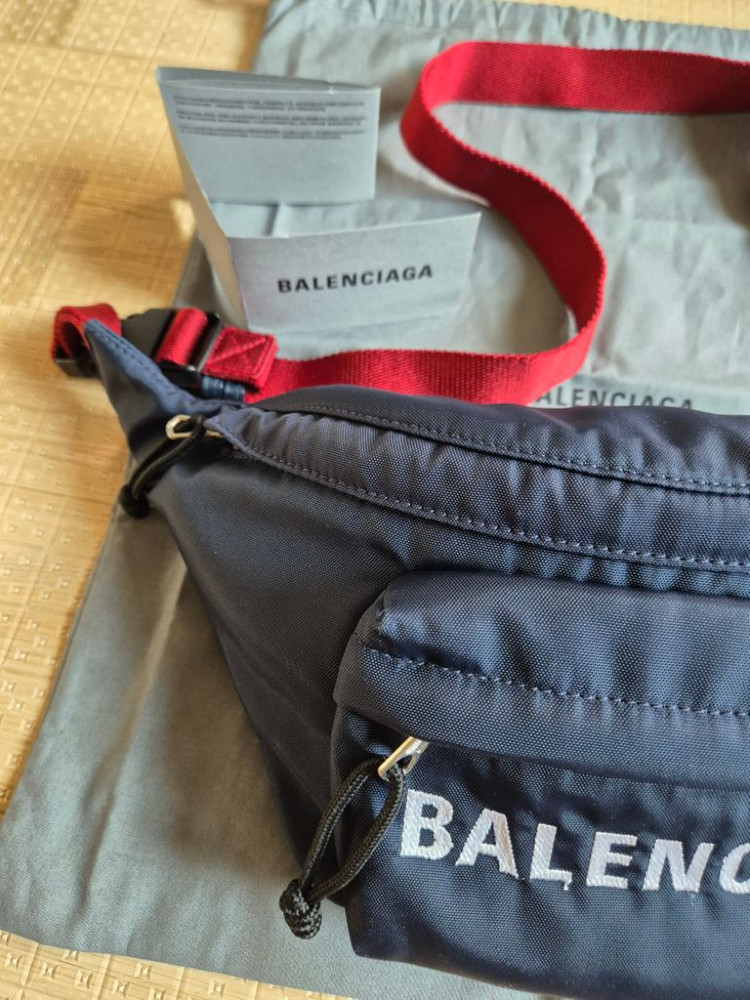 발렌시아가 힙색 벨트백 팝니다--1