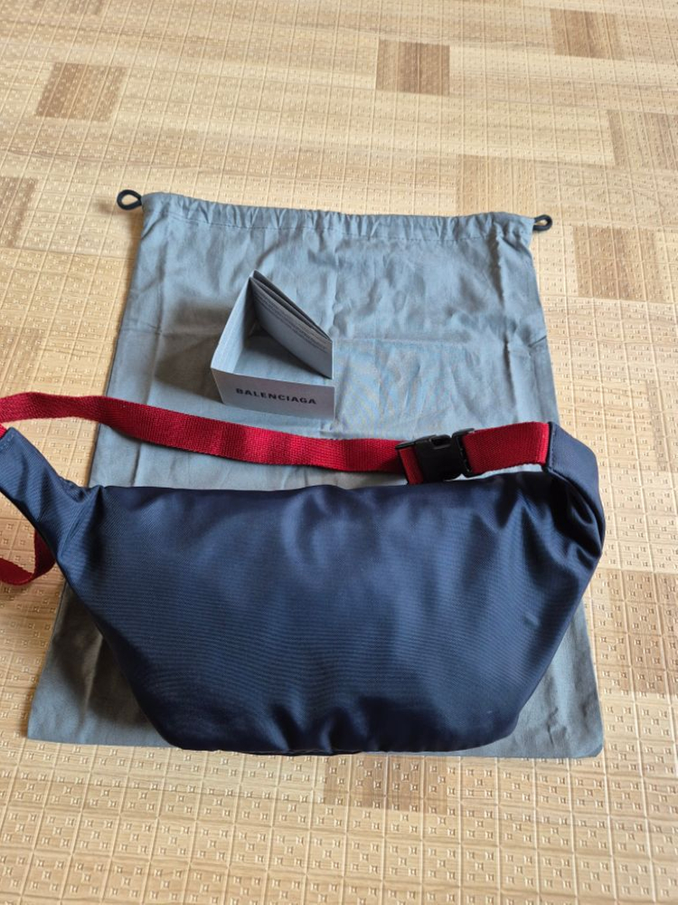 발렌시아가 힙색 벨트백 팝니다--3