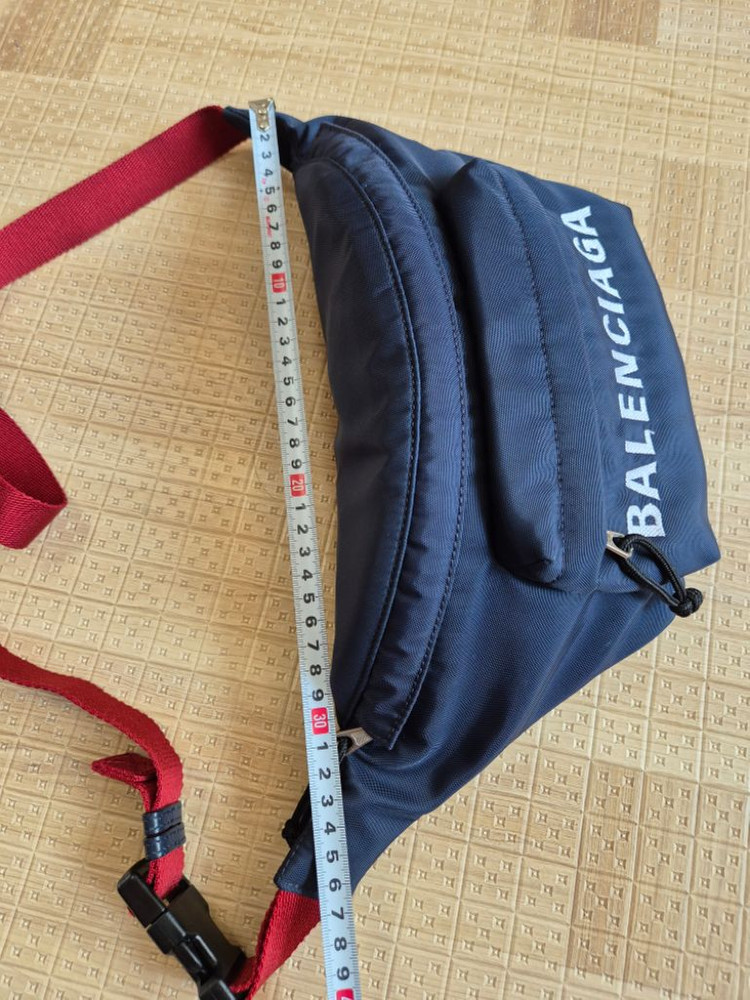 발렌시아가 힙색 벨트백 팝니다--6