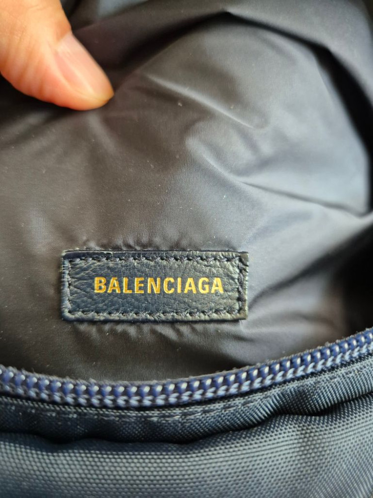 발렌시아가 힙색 벨트백 팝니다--5