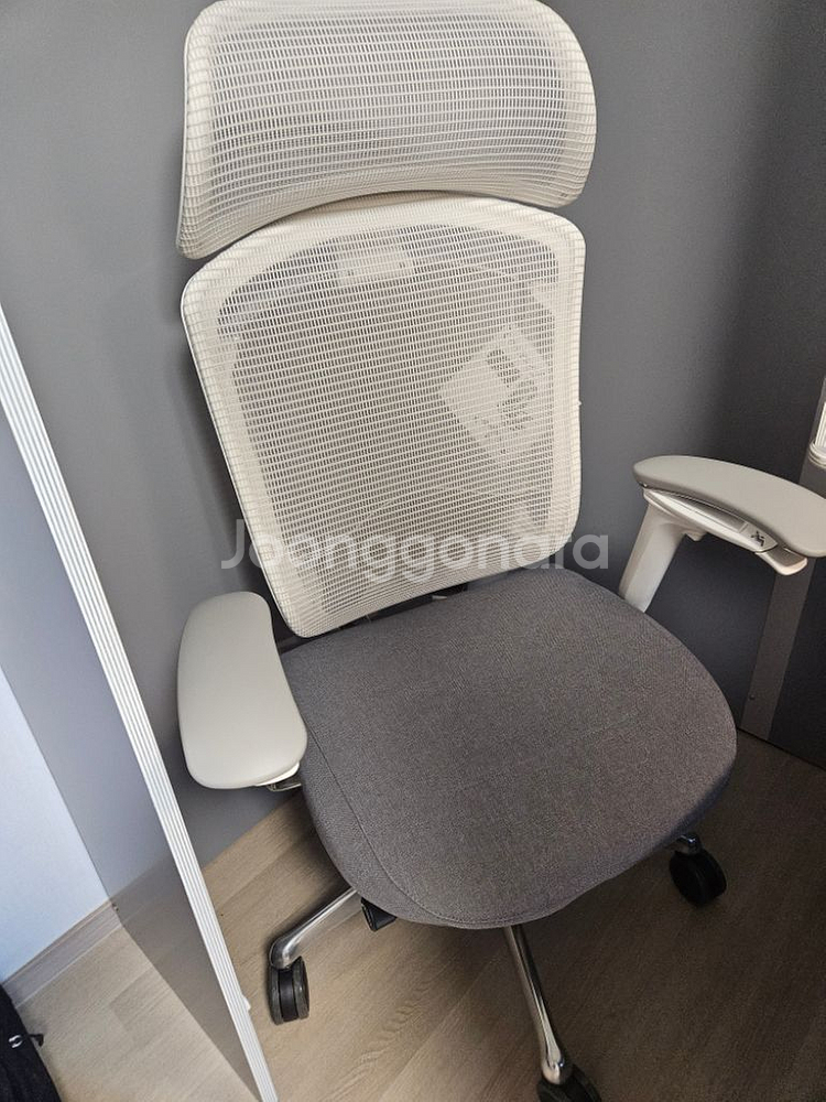 오카무라 콘테사2 화이트패브릭 팝니다 명품의자--1