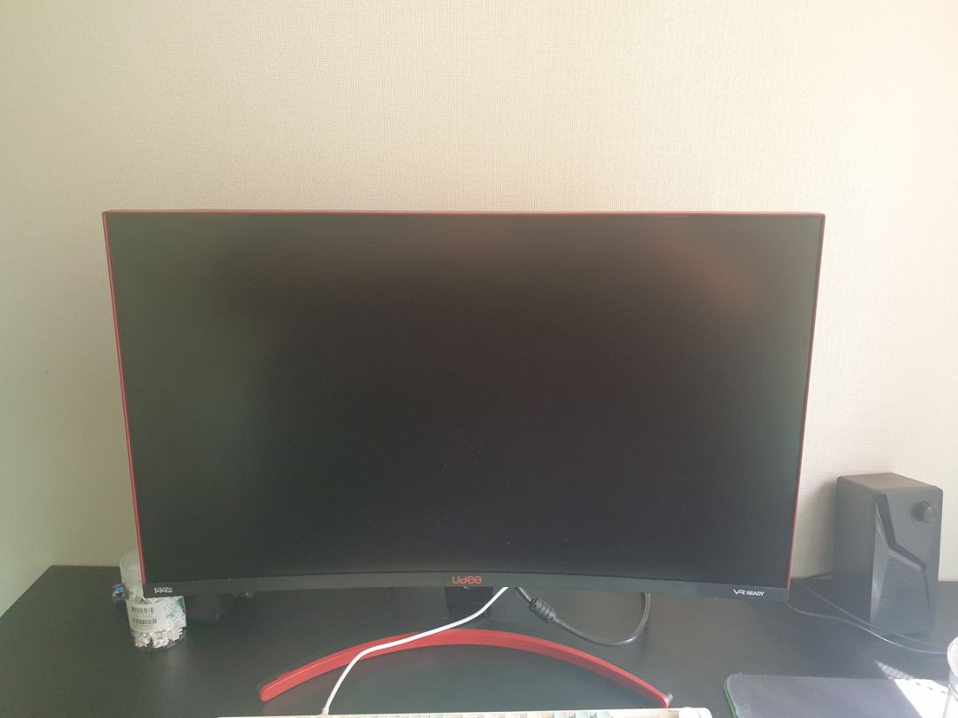 유디아 커브드 144hz 게이밍모니터 팝니다