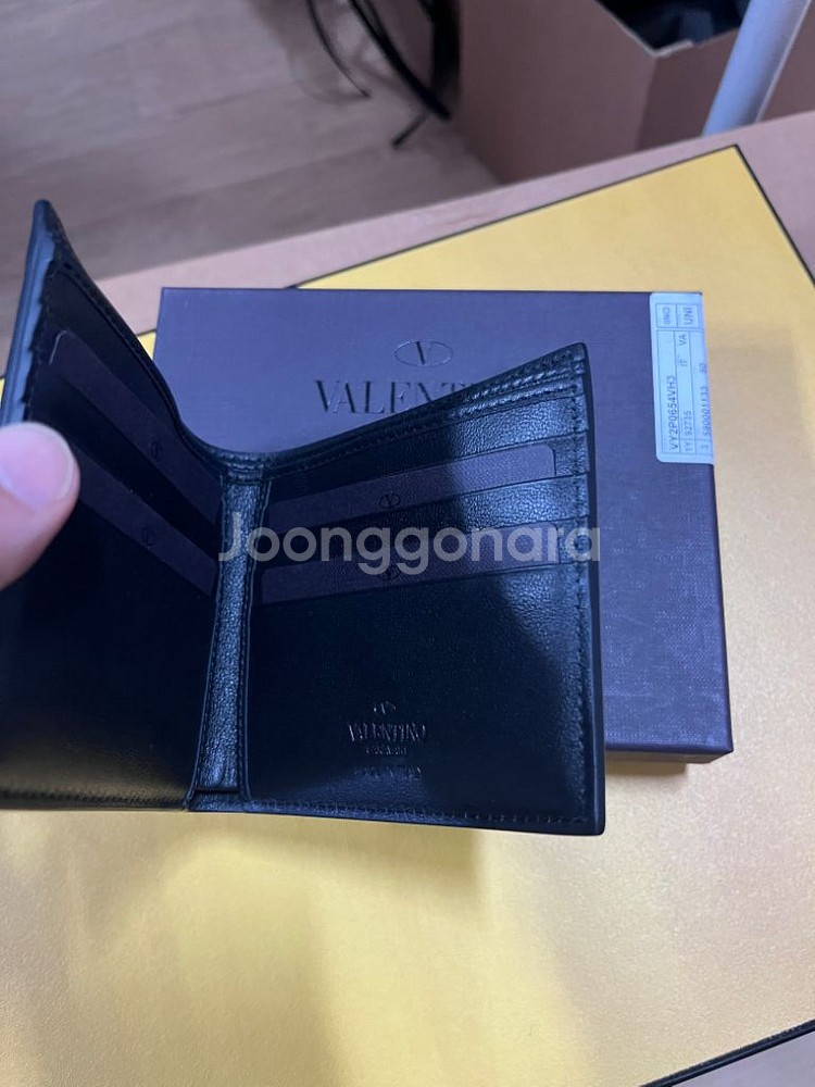 (새상품)발렌티노 락스터드 남성용 반지갑--1